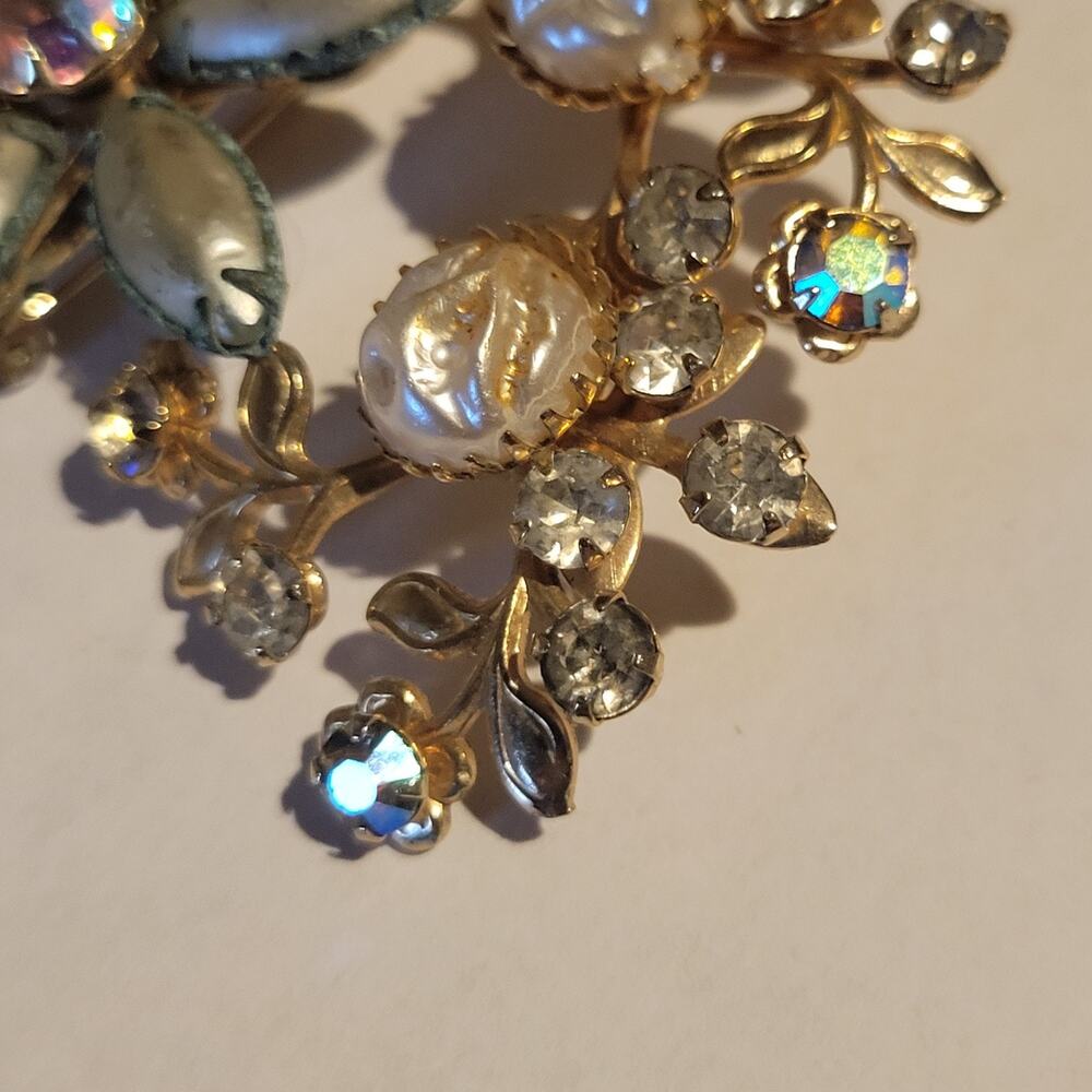 Vintage Gold Tone Faux Pearl & Rhinestone Floral Brooch Pin Iridescent Flower AB - Picture 14 of 15